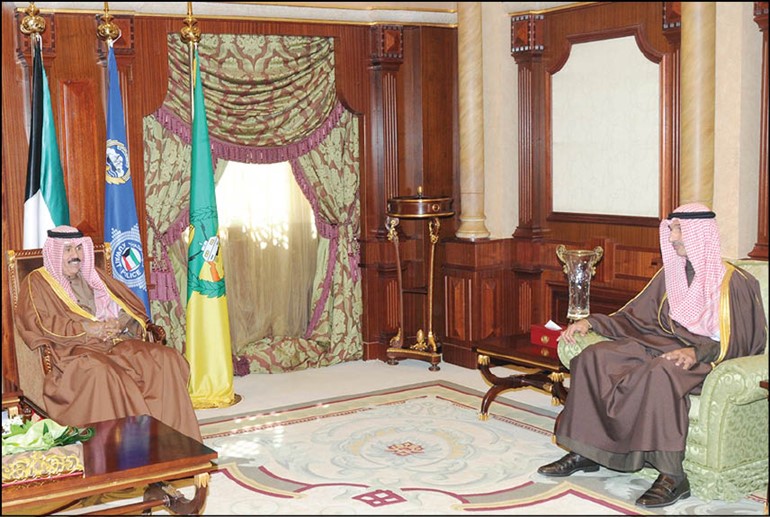 سمو ولي العهد الشيخ نواف الاحمد مستقبلا السفير مجدي الظفيري