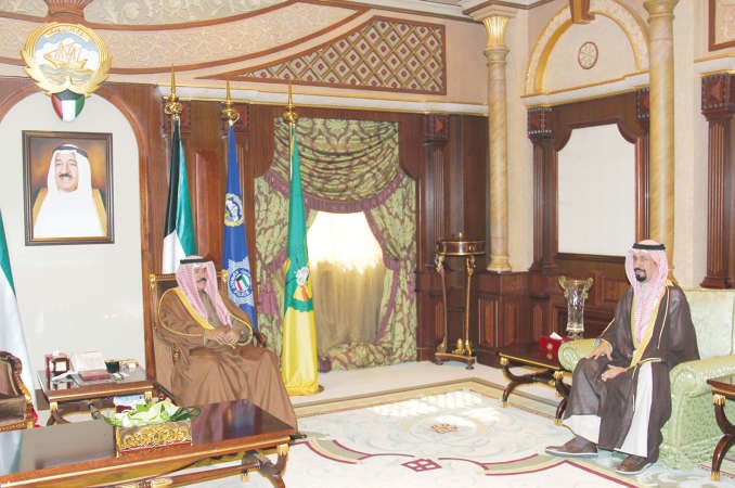 سمو نائب الامير وولي العهد الشيخ نواف الاحمد مستقبلا السفير الشيخ علي الخالد﻿