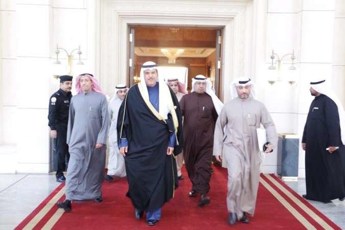 وزير الاعلام ووزير الدولة لشؤون الشباب رئيس اللجنة العليا للسياحة الشيخ سلمان الحمود اثناء مغادرته متوجها الى المنامة 