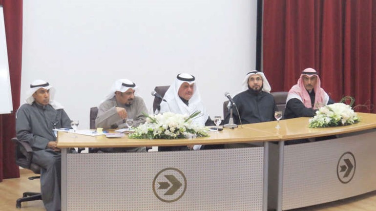 عيسى الكندري خلال اجتماعه في مقر الطيران المدني ﻿