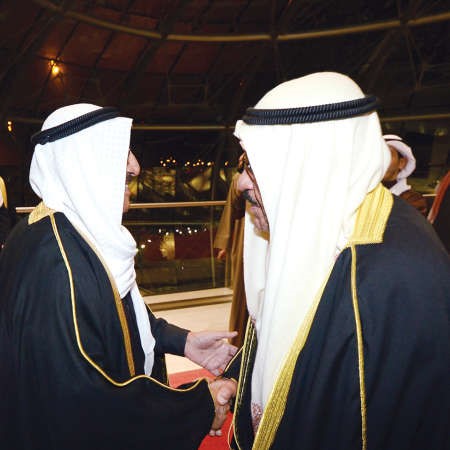 وسموه مصافحا الشيخ فيصل السعود