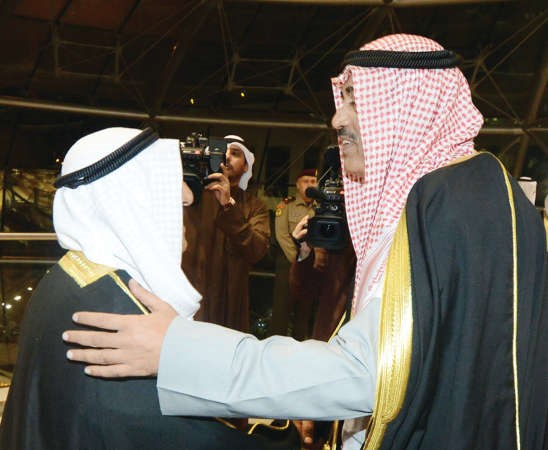 صاحب السمو مصافحا الشيخ صباح الخالد