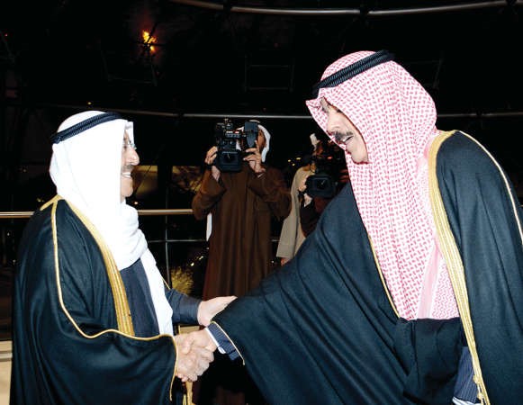 وسموه يصافح الشيخ محمد الخالد