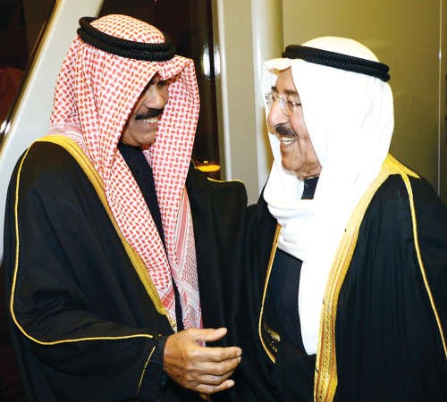 صاحب السمو الامير الشيخ صباح الاحمد لدى عودته الى البلاد امس وفي استقباله سمو ولي العهد الشيخ نواف الاحمد