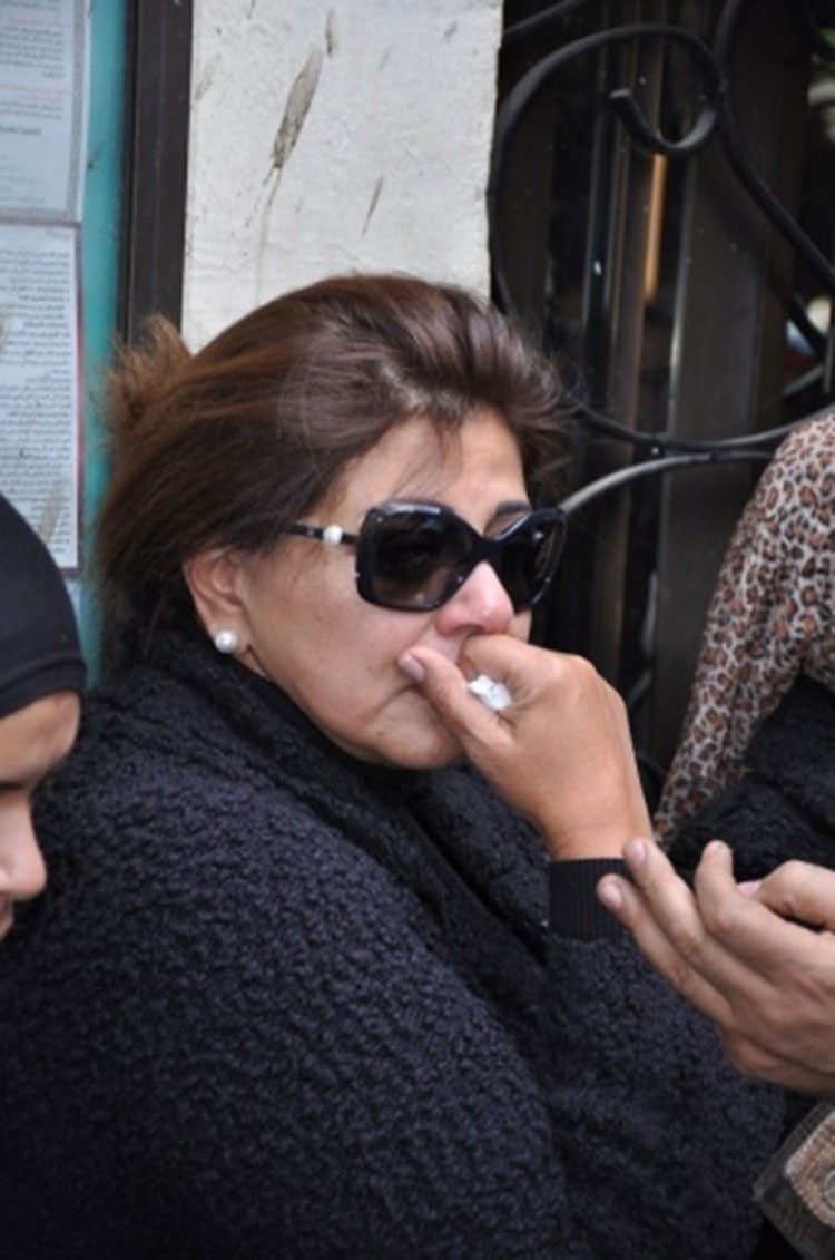 بالفيديو والصور.. زوجة ممدوح عبد العليم تنهار من البكاء وتصرخ في المعزين: "سيبوني"