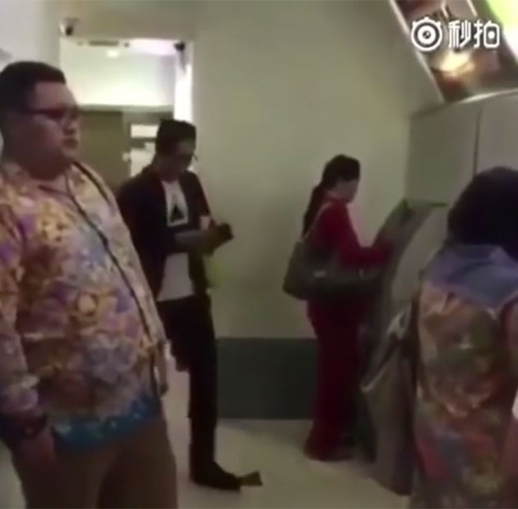 بالفيديو.. رجل ضعيف النظر يحاول إدخال بطاقة الصراف في بطن رجل.. والضحكات تتعالى! 