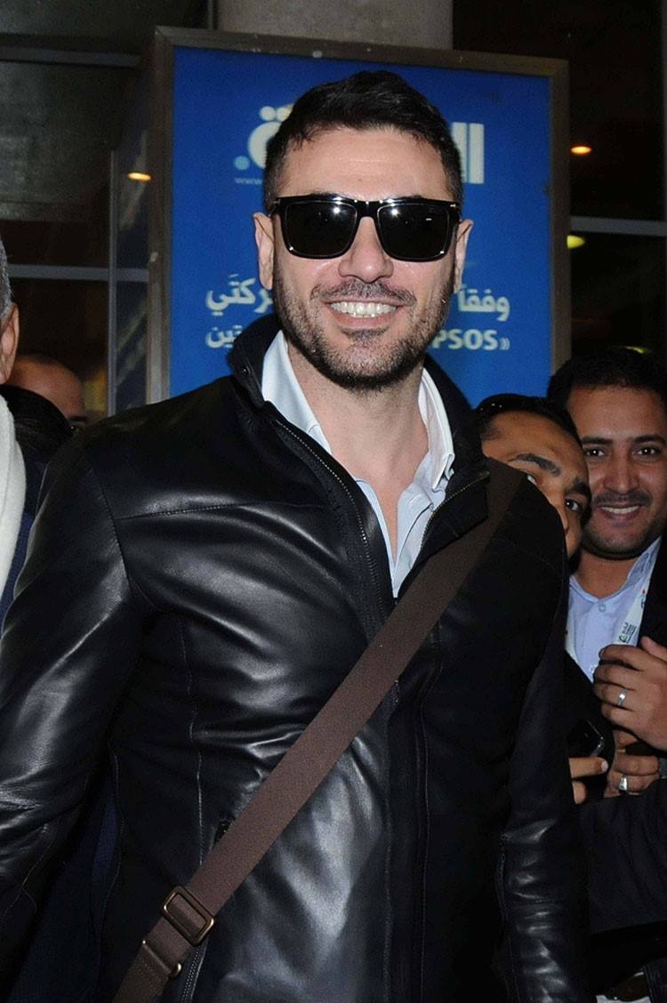 النجم احمد عز لدى وصوله مطار الكويت