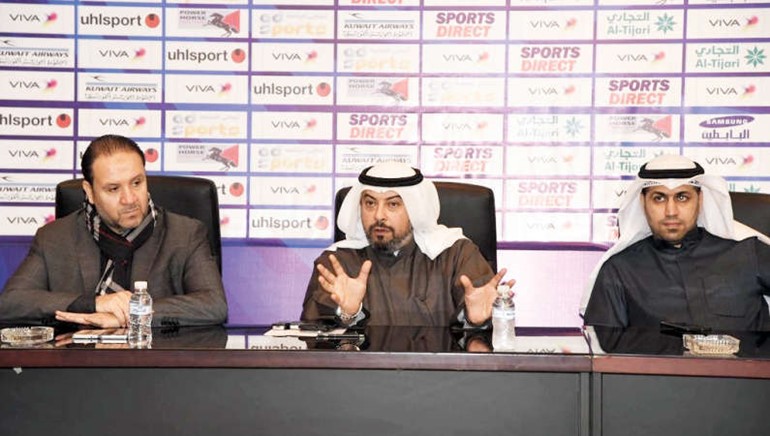 رئيس اتحاد الكرة الشيخ د طلال الفهد متحدثا الى اللاعبين بحضور نبيل معلول 