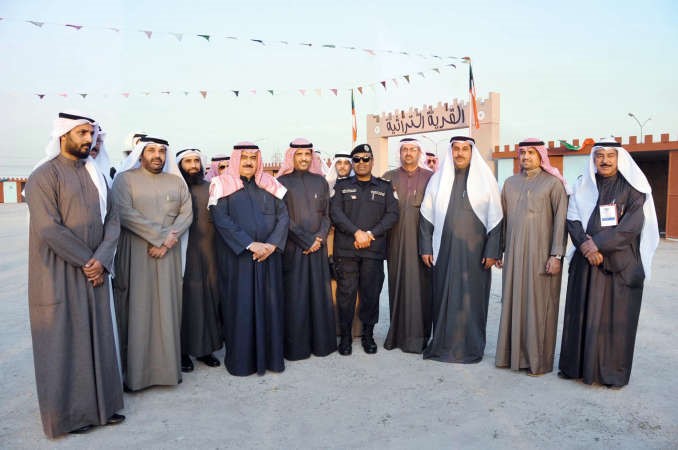 المهنا وعدد من المشاركين في الافتتاح﻿