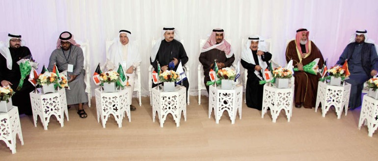 المستشار عقيل الجاسم وعبدالرحمن القديري ومختار منطقة مشرف في استقبال الوفود الخليجية