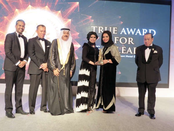 رئيسة المجموعة الاماراتية العالمية للاعمال بدرية الملا تكرم منتهى العجيل