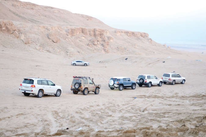 «إنقاذ السيارات».. جهود شبابية تطوعية لانتشال المركبات العالقة في البر