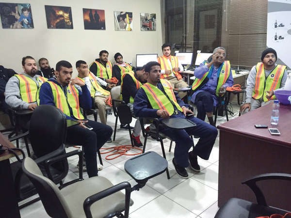 «إنقاذ السيارات».. جهود شبابية تطوعية لانتشال المركبات العالقة في البر