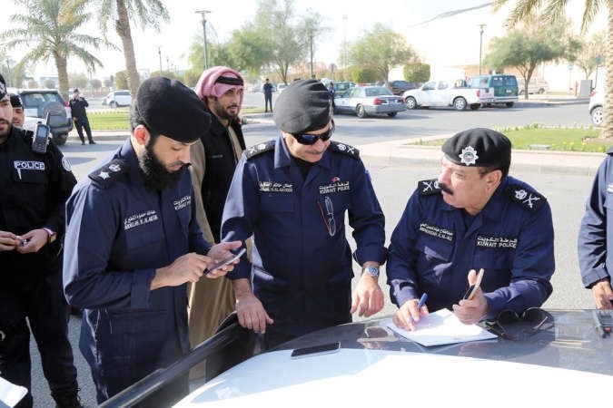 اللواء العلي خلال الاطلاع على خطة الحملة