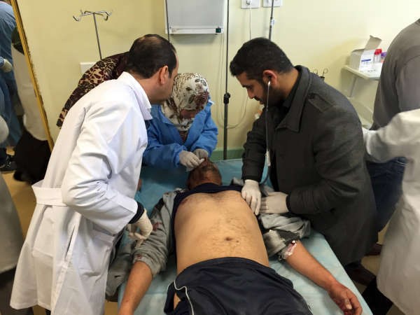 مصاب في تفجير زلتينخلال تلقيه الاسعافات الاولية في مستشفى مصراته امس	رويترز﻿