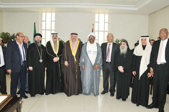 السفير المصري والسفير السوداني مع عدد من الحضور﻿