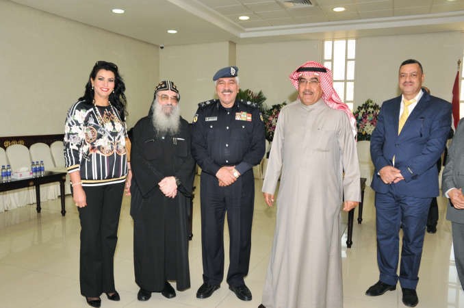 اللواء محمود الدوسري والزميل عدنان الراشد وفاطمة العازمي مع القمص بيجول الانبا بيشوي﻿
