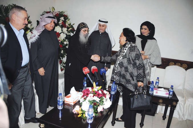 عائشة اليحيى تقدم التهاني﻿