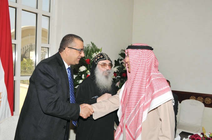 السفير عبدالعزيز الشارخ خلال تقديم التهاني بالعيد﻿