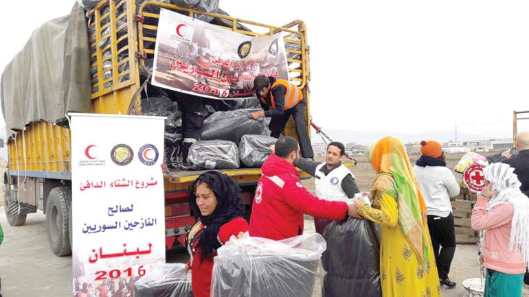 جانب من توزيع المساعدات على الاسر السورية النازحة في شرقي لبنان