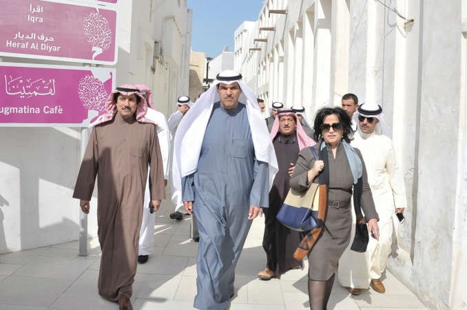 الشيخ سلمان الحمود والشيخة مي ال خليفة والشيخ عزام الصباح خلال زيارة احد المراكز الثقافية 