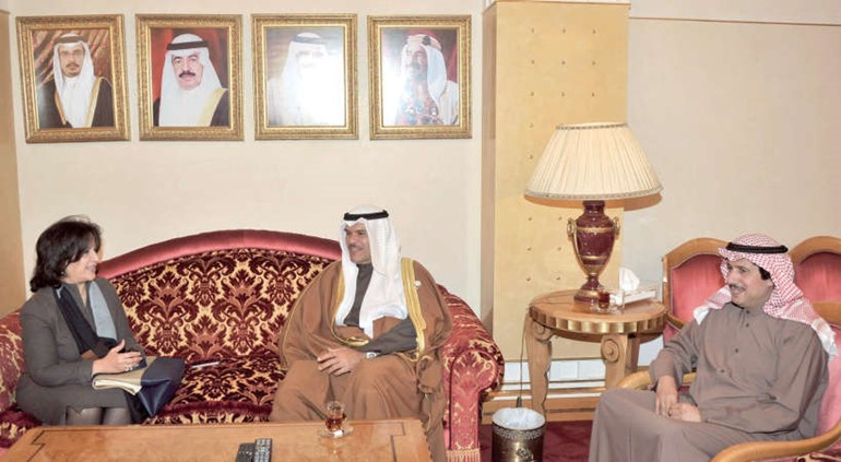 الشيخ سلمان الحمود وفي وداعه الشيخة مي ال خليفة والسفير الشيخ عزام الصباح 