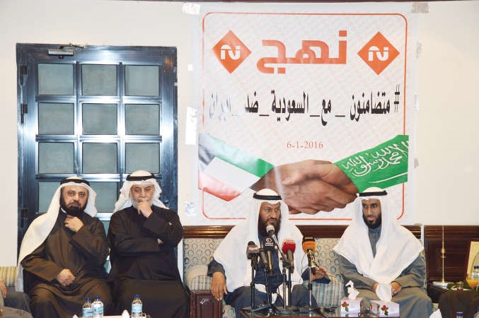 محمد هايف متحدثا خلال الندوة ويبدو دوليد الطبطبائي انور الكندري