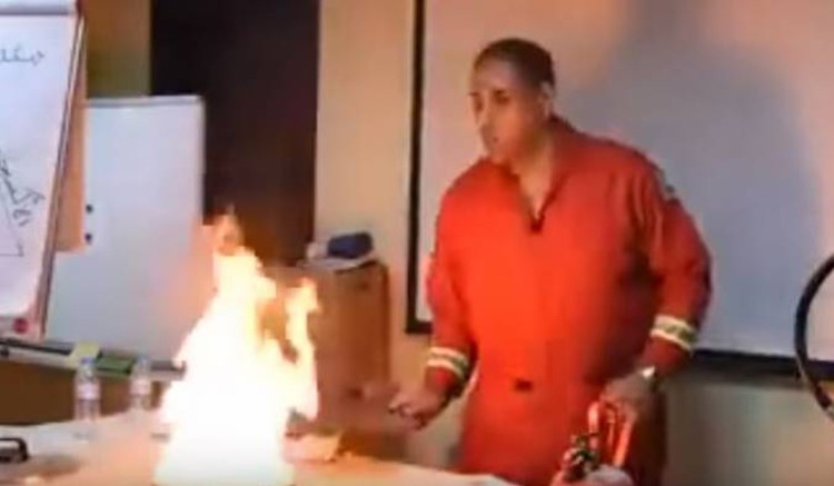 بالفيديو.. الطريقة الصحيحة لإخماد النيران المشتعلة في الزيت
