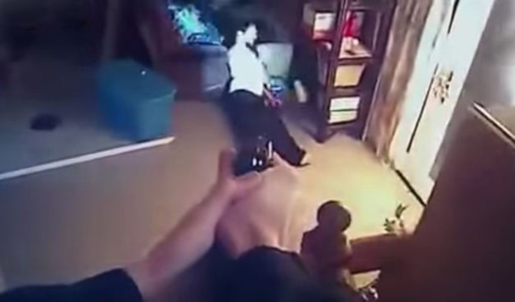 بالفيديو.. لحظة صعق الشرطة لرجل حاول الانتحار باحراق منزله