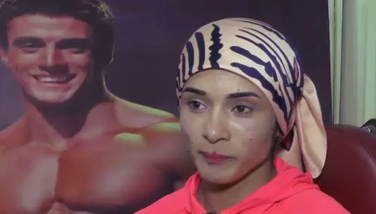 بالفيديو.. مصرية متحجبة تمارس رياضة رفع الأثقال