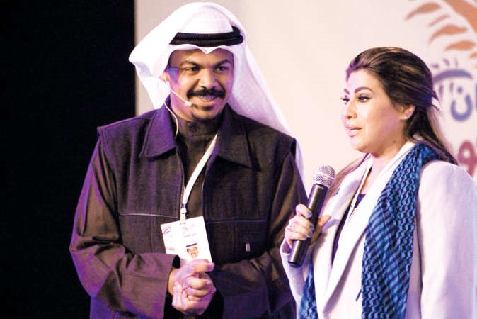 باسمة حمادة تلقي كلمة الفنانين وبجانبها مدير المهرجان محمد الحملي﻿