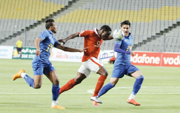 مهاجم الاهلي مالك ايفونا يمر من مدافعي اتحاد الشرطة
