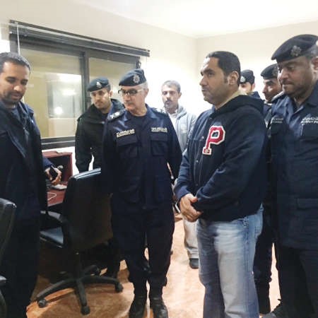 اللواء ابراهيم الطراح خلال الجولة في فيلكا ﻿