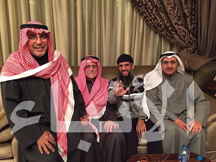 فايز ووالده وشقيقه عبدالله وخالد العوده