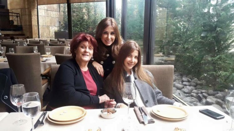 بالصور.. والدة نانسي عجرم وحماتها تخطفان منها الانظار