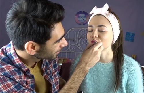 بالفيديو.. شاب يضع مكياجا لشقيقته لأول مرة