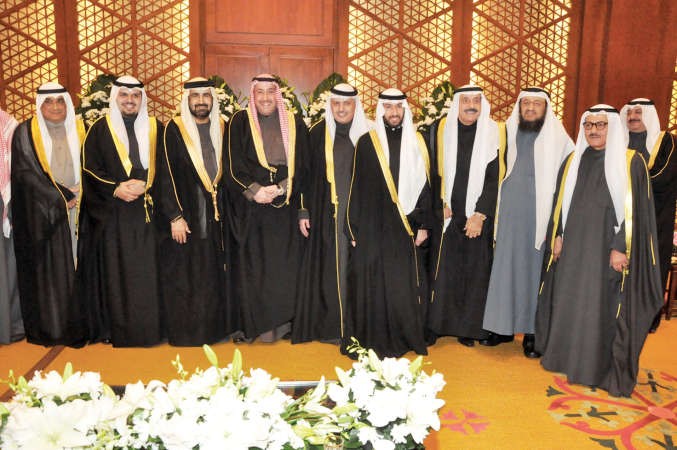 الشيخ فيصل الحمود والشيخ مالك فيصل الحمود والسفير الاماراتي رحمة الزعابي واحمد الجربا يباركون للمعرس ووالده وعمه احمد الرويلي