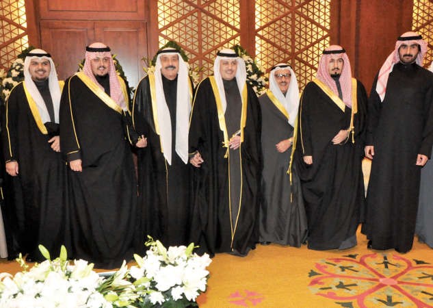 الشيخ احمد الصباح والشيخ حمد الصباح واحمد الجربا وفهد الجربا يهنئون المعرس ووالده وعمه احمد الرويلي