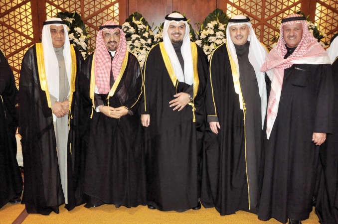 محمد التويم وفؤاد الغانم يباركان للمعرس ووالده ابراهيم الرويلي ووالد العروس وليد السابج
