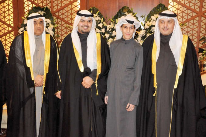 المعرس مع والده ابراهيم الرويلي وشقيقه علي الرويلي وعمه وليد السابج