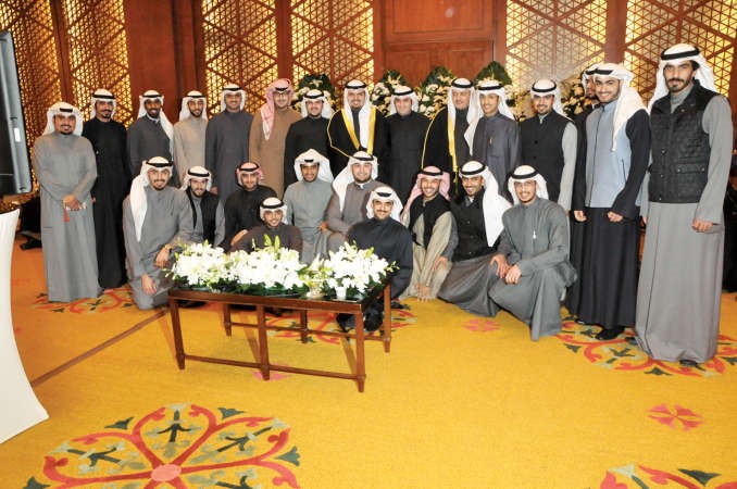 المعرس احمد ابراهيم الرويلي متوسطا الاصدقاء في لقطة تذكارية