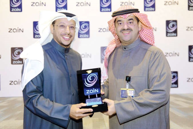 المدير التنفيذي للعلاقات والاتصالات في زين وليد الخشتي مكرما الربيعان