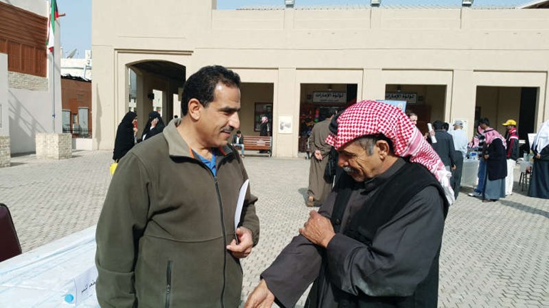 د ابراهيم الحمادي يستمع الى احد المسنين