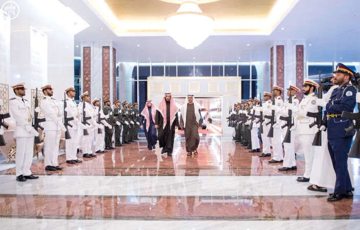 صاحب السمو الشيخ محمد بن زايد ولي عهد ابوظبي نائب القائد الاعلى للقوات المسلحة مستقبلا صاحب السمو الملكي الامير محمد بن سلمان بن عبدالعزيز ولي ولي العهد النائب الثاني لرئيس مجلس الوزراء وزير الدفاع في ابوظبي امس									واس﻿