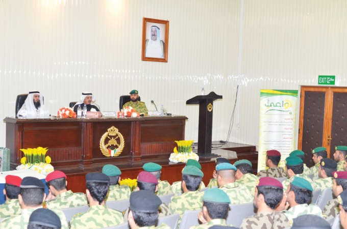 المقدم الركن عبدالله صالح نزال ودعبدالله الشريكة خلال المحاضرة