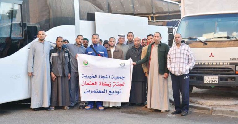 المعتمرون قبل التوجه الى الاراضي المقدسة