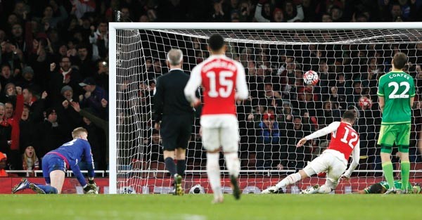 كرة لاعب ارسنال اوليفييه جيرو في طريقها لشباك سندرلاند رويترز