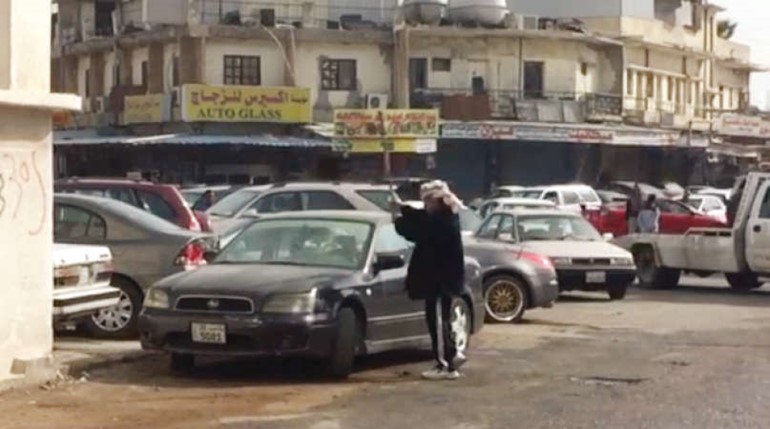 المواطن خلال تهشيم احدى المركبات