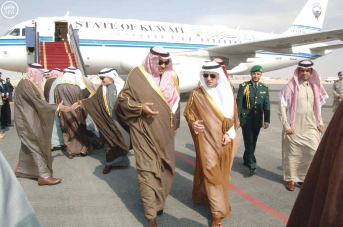 الشيخ صباح الخالد لدى وصوله الى الرياض وفي استقباله عادل الجبير