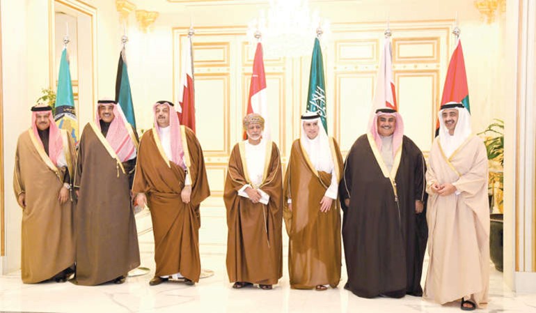 صورة جماعية لوزراء خارجية دول التعاون مع د عبداللطيف الزياني خلال اجتماعهم بالرياض امس